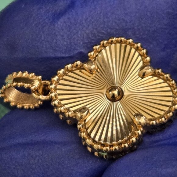 Gold clover design pendant - Picture 5 of 13